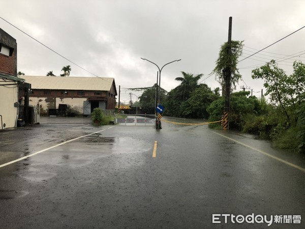 ▲台南市受西南氣流影響，氣象局凌晨2時15分發布豪雨特報，清晨開始即有間歇性大雨，因淹積水影響，市府發布部分道路、橋梁封閉訊息，請民眾注意。（圖／記者林悅翻攝，下同）