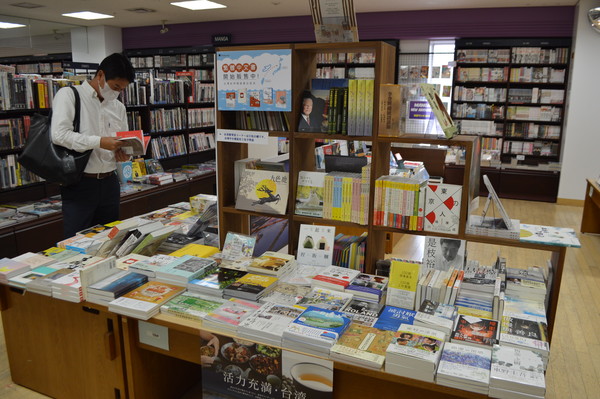 ▲▼日本紀伊國屋書店首設「台灣書區」！3千本書不再與並列「Chinese」角落。文化部駐日本台灣文化中心主任王淑芳24日陪同駐日代表謝長廷參觀。（圖／文化部提供）