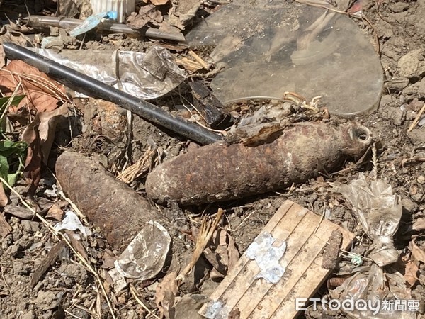 ▲苗栗縣頭份市1處社區停車場角落，發現2枚疑似軍方未爆彈，經軍方人員勘驗後，確認為事業廢棄物，也讓附近居民嚇出一身冷汗。（圖／記者黃孟珍翻攝）