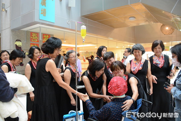 ▲蝴蝶合唱團為愛而唱，團員們為病人打氣加油。（圖／記者楊漢聲翻攝）