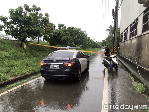 ▲民眾遇淹水機車滅頂，警徒手救援 。（圖／記者洪靖宜翻攝）