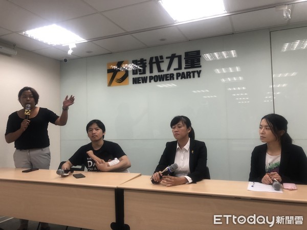 ▲▼時代力量決策委員改選選舉委員連郁婷、蔡惠婷、決策委員改選監選委員王景弘26日下午於時力黨中央召開記者會，針對第二屆決策委員改選投票事宜進行說明。（圖／記者林銘翰攝）