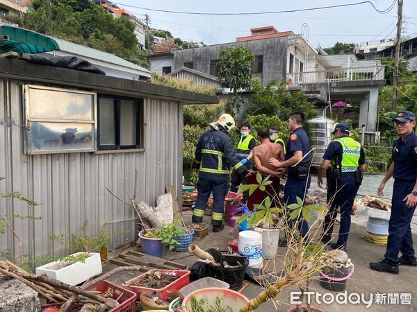 ▲▼九份一處景觀餐廳26日中午出現一名「半裸男子」出門亂晃，嚇壞當地遊客。（圖／記者郭世賢翻攝）