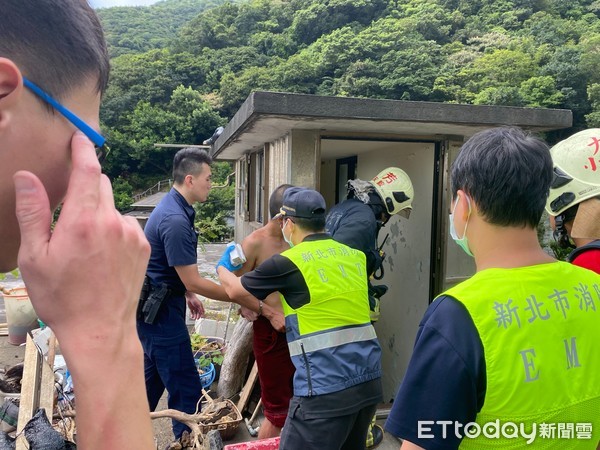▲▼九份一處景觀餐廳26日中午出現一名「半裸男子」出門亂晃，嚇壞當地遊客。（圖／記者郭世賢翻攝）