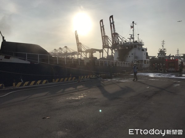 ▲▼台北港500噸貨櫃船起火燃燒。（圖／記者陳豐德翻攝）