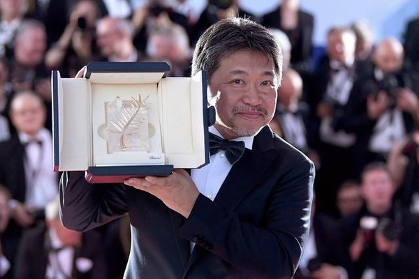 是枝裕和前年以《小偷家族》拿下坎城影展金棕櫚獎。（翻攝自eiga.com）