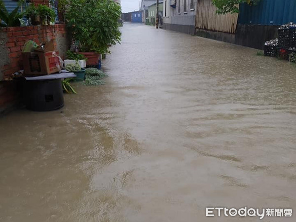 ▲口湖鄉近午陸續降雨，每小時雨量達40mm以上，造成台子村一處社區馬路大積水，深達30公分。（圖／翻攝自Facebook／林榮輝）