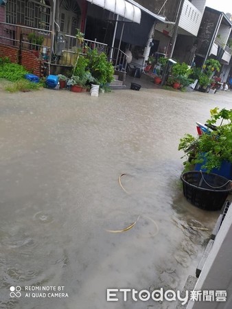 ▲口湖鄉近午陸續降雨，每小時雨量達40mm以上，造成台子村一處社區馬路大積水，深達30公分。（圖／翻攝自Facebook／林榮輝）