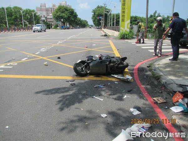 ▲▼高雄休旅車1秒擊殺！女騎士等紅燈「車毀人噴飛」倒地　驚悚畫片曝。（圖／記者許宥孺翻攝）