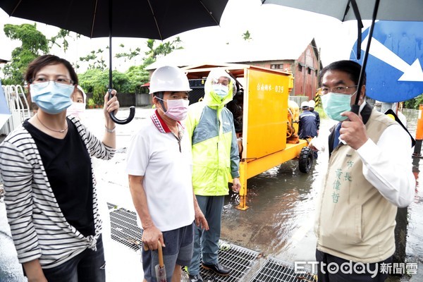 ▲台南市長黃偉哲指示，26日晚上8時30分，災防應變中心由三級提升為二級一階開設，為市民的安全把關。（圖／記者林悅翻攝，下同）