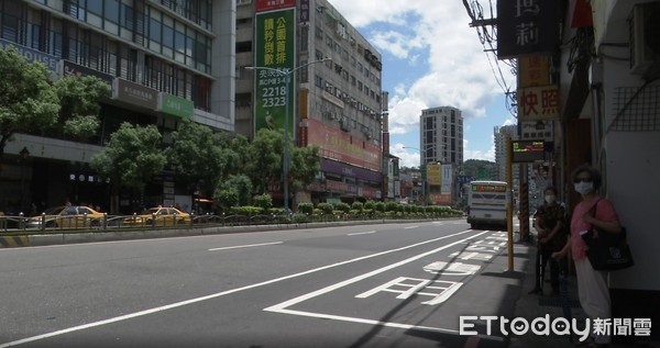 ▲▼  捷運七張站商圈除了捷運之外，也有多路線公車可通往雙北市其他區域,新店房市,新店街景,新店房產。（圖／記者謝盛帆攝）