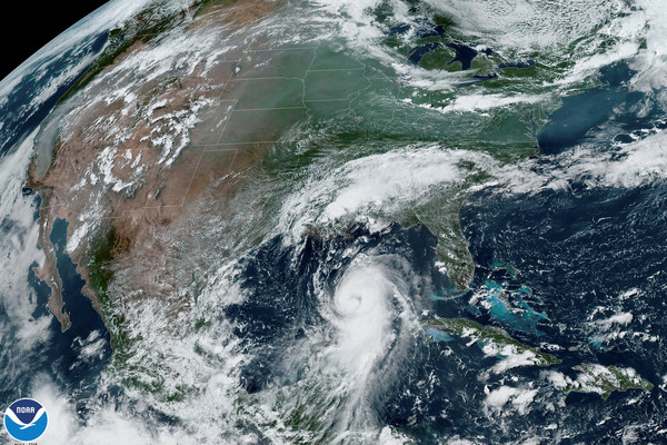 ▲▼颶風蘿拉升級為4級颶風，逼近墨西哥灣，德州居民大規模強制撤離。（圖／路透）