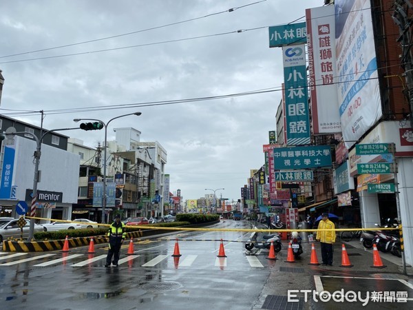 ▲因連日大雨台南市永康區中華機車道路面，出現有大約2公尺大小的路基下陷坑洞，經市府會勘後，現地開挖勘查後施工填平，警方派員管制交通。（圖／記者林悅翻攝，下同）