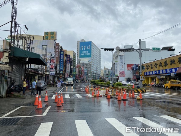 ▲因連日大雨台南市永康區中華機車道路面，出現有大約2公尺大小的路基下陷坑洞，經市府會勘後，現地開挖勘查後施工填平，警方派員管制交通。（圖／記者林悅翻攝，下同）