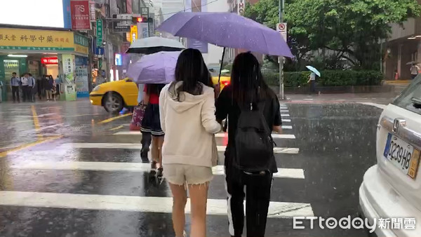 ▲▼0827台北車站周邊大雨,天氣配圖。（圖／記者許靖騏攝）