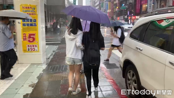 ▲▼0827台北車站周邊大雨,天氣配圖。（圖／記者許靖騏攝）