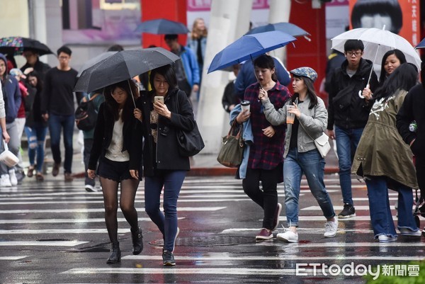 ▲▼大雨,下雨,雨天,天氣,豪大雨特報,雷陣雨,梅雨,降雨,氣象,通勤,豪雨特報,颱風外圍環流,西南氣流,鋒面,行人,撐傘,雨傘,路人,過馬路,天氣配圖。（圖／記者李毓康攝）