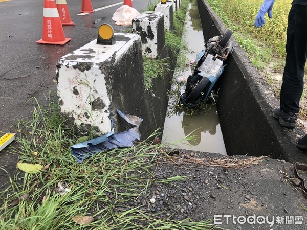 ▲台南下營區市道174線15.7公里東向西路段，發生郭姓婦人騎機車，疑似天雨視線不佳，擦撞右側水泥護欄後，摔入路旁排水溝內溺斃情事。（圖／記者林悅翻攝，下同）