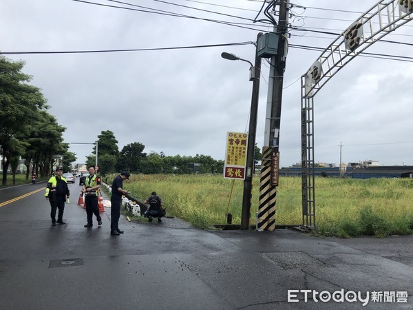 ▲台南下營區市道174線15.7公里東向西路段，發生郭姓婦人騎機車，疑似天雨視線不佳，擦撞右側水泥護欄後，摔入路旁排水溝內溺斃情事。（圖／記者林悅翻攝，下同）