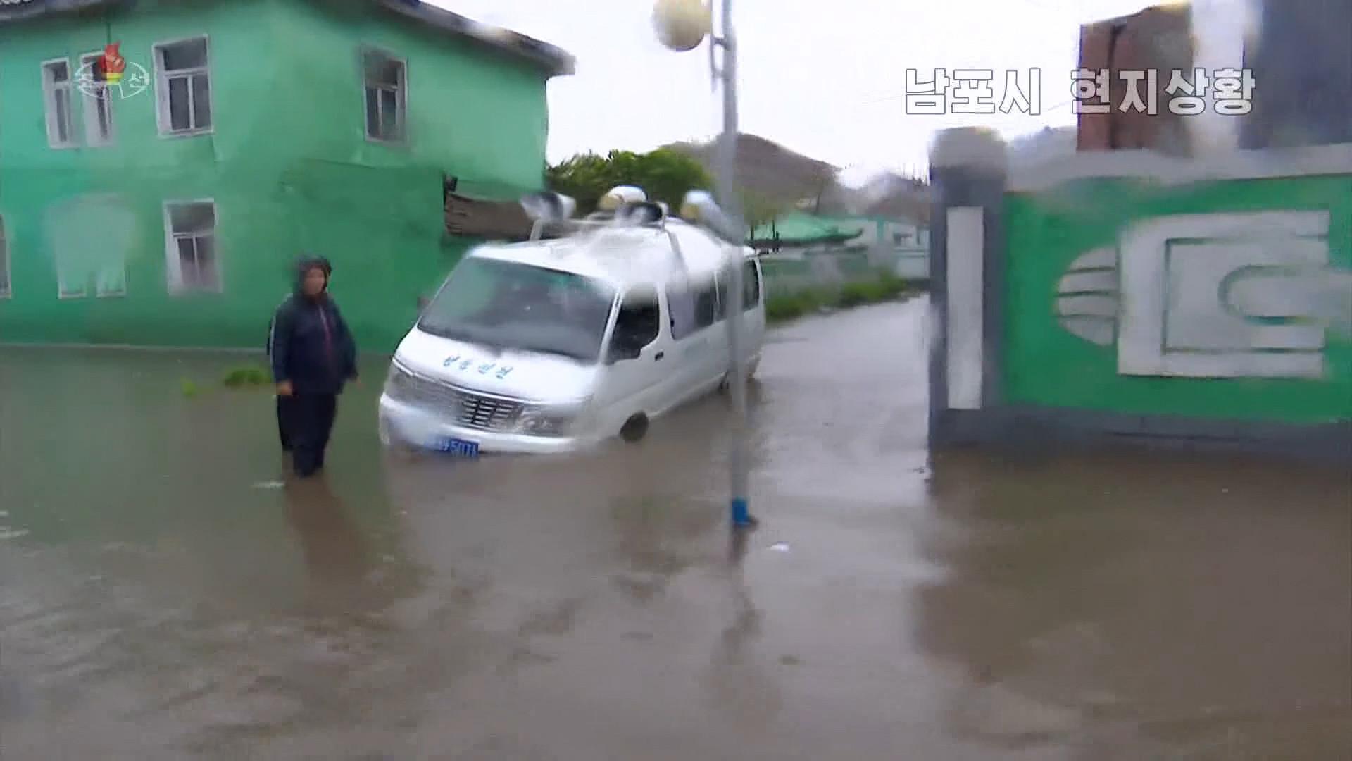 ▲▼颱風巴威帶來強降雨，使北韓南浦市道路積水。（圖／達志影像）