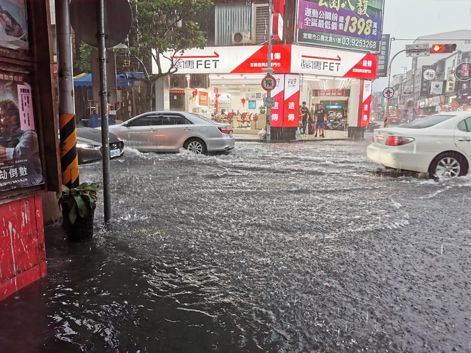 ▲▼巴威西南風，宜蘭復興路二段淹水。（圖／翻攝臉書「宜蘭知識＋」）