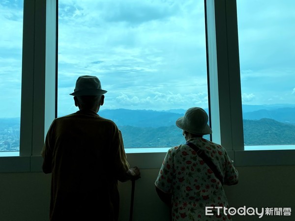 ▲高齡101歲的夫妻倆再一次回到101大樓欣賞美景。（圖／台北101提供）