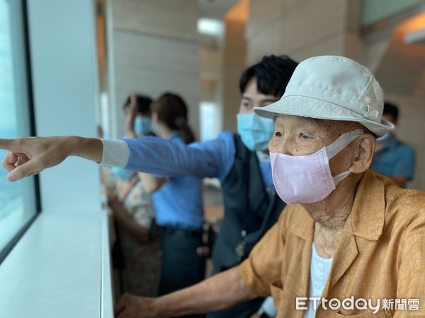 ▲高齡101歲的夫妻倆再一次回到101大樓欣賞美景。（圖／台北101提供）