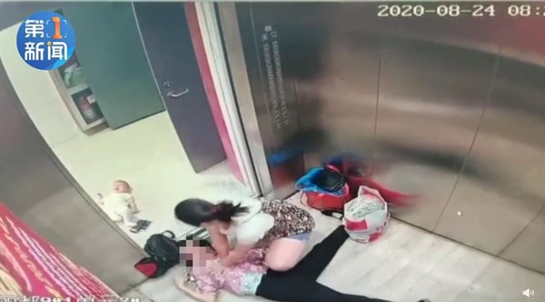 ▲▼媽媽搶救在電梯內昏倒的老婦。（圖／翻攝自第一新聞）