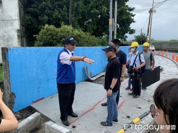 ▲虎尾鐵橋前方的恰為彎道，經民眾反應增加人行道施作反造成車道縮減，有安全疑慮。（圖／記者蔡佩旻攝）