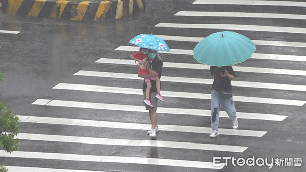 ▲▼8月27日台北市大規模豪大雨，街上行人狼狽，水溝蓋冒噴泉。（圖／記者呂佳賢攝）