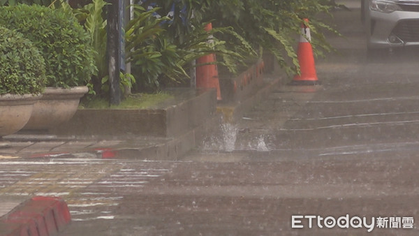 ▲▼8月27日台北市大規模豪大雨，街上行人狼狽，水溝蓋冒噴泉。（圖／記者呂佳賢攝）