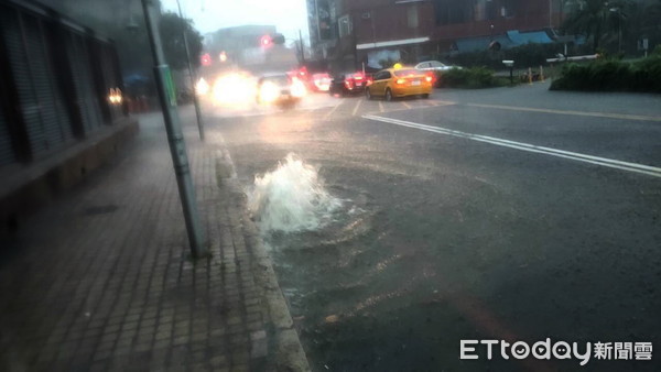 ▲▼27下午瞬間大雨直直落！宜蘭市區路面出現噴泉，及市區也多處積水。（圖／記者游芳男翻攝，下同）