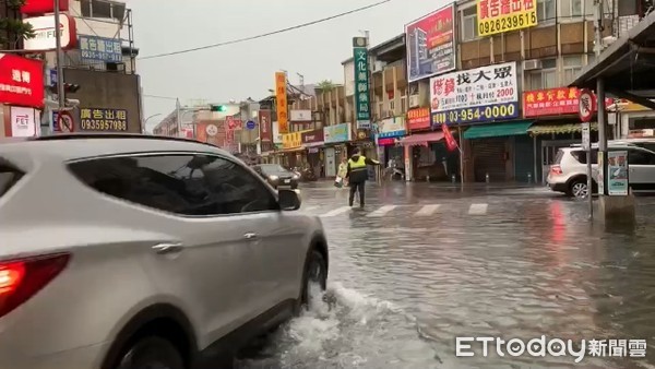 ▲▼27下午瞬間大雨直直落！宜蘭市區路面出現噴泉，及市區也多處積水。（圖／記者游芳男翻攝，下同）