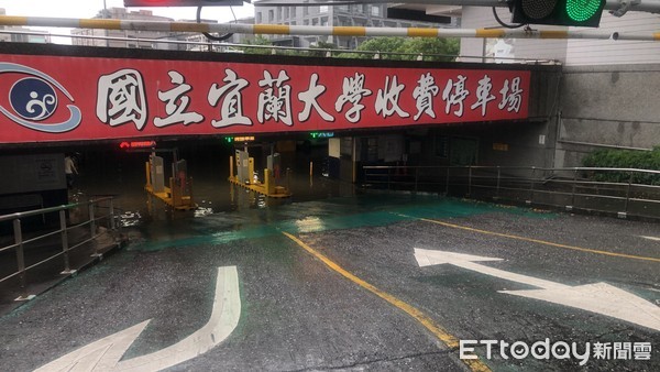 ▲▼27下午瞬間大雨直直落！宜蘭大學地下停車場成大水坑。（圖／記者游芳男翻攝，下同）