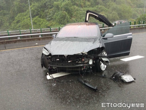 ▲▼雨炸北台，一轎車打滑失控自撞國5護欄，造成車頭撞毀、車頂半掀開，嚇死駕駛。（圖／記者游芳男翻攝，下同）