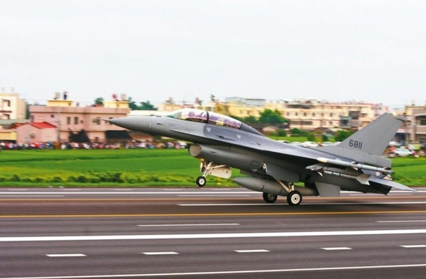 ▲▼F-16V戰機於嘉義空軍基地參加2019年漢光35號演習。（圖／翻攝AIT）