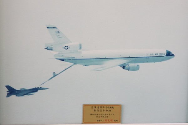 ▲▼1997年4月8日，一架F-16戰隼式戰鬥機和美軍空中加油機飛越太平洋回到台灣。（圖／翻攝AIT臉書）