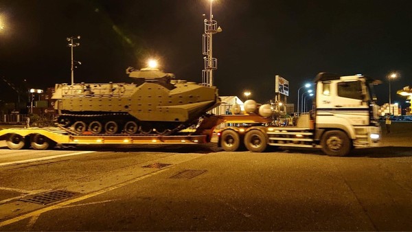 ▲▼2020年7月，美國軍售台灣32輛兩棲突擊車中的第一輛運抵台灣，為台灣海軍陸戰隊增添新戰力。             。（圖／翻攝自Facebook／美國在台協會AIT）