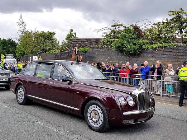BENTLEY訂製部門Mulliner為英女王所打造的State Limousine禮賓車。