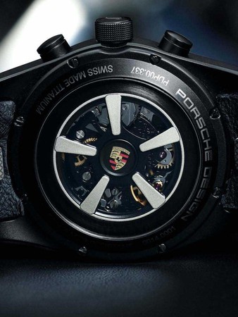 這些透過Porsche Exclusive Manufaktur客製化的PORSCHE腕錶都在瑞士由專業製錶廠所打造，搭載瑞士製機械機芯與鈦合金材質錶殼，價格約台幣40萬起跳。