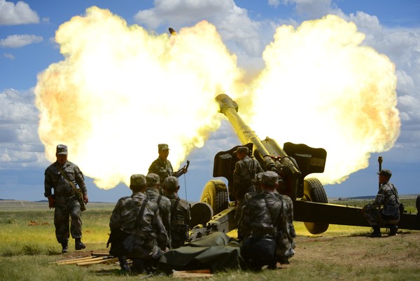 ▲中國解放軍陸軍152毫米榴彈炮實彈射擊。（圖／CFP）