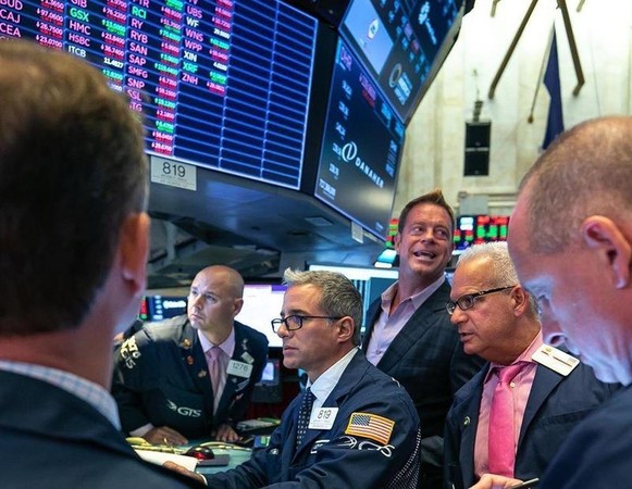 專家建議新鮮人第一次投資可選擇美股、台股等恢復力較高的市場。（翻攝自紐約證交所臉書）