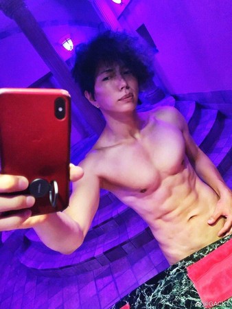 GACKT長年嚴格控管身材，也不時會分享肌肉照造福粉絲。（翻攝自GACKT微博）