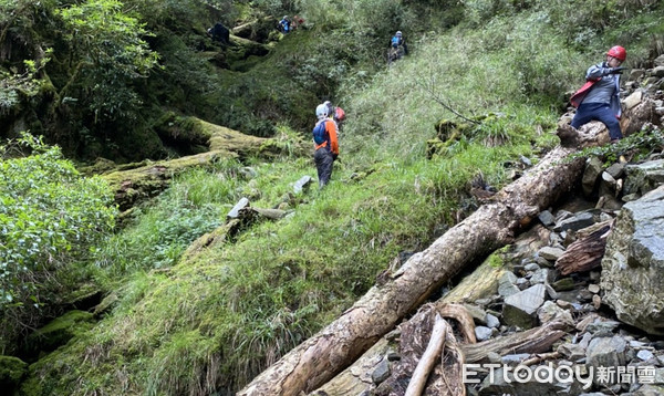 ▲苗栗縣消防局近日才剛執行中雪山230林道執行搜救任務，不料28日又有男子墜落50米深的山谷。（圖／記者黃孟珍翻攝）