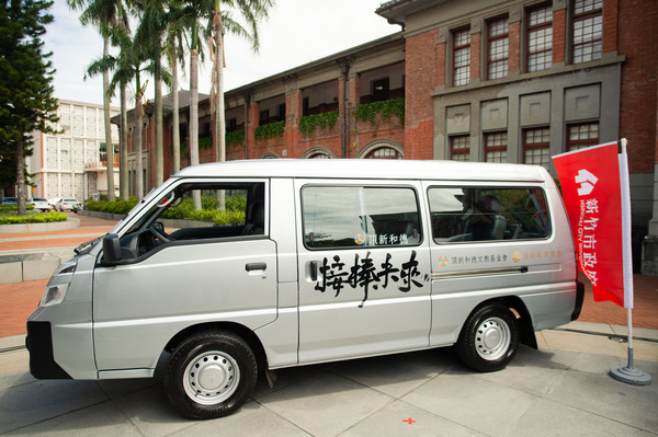 ▲和德文教基金會捐贈竹市八校棒球隊交通車。（圖／新竹市政府提供）