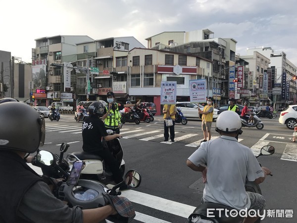 ▲台南市警交通警察大隊為宣導9月1日起全市路口安全大執法專案，前往交通事故前十大事故路口之一的健康路、南門路口，進行路口安全大執法宣導。（圖／記者林悅翻攝，下同）