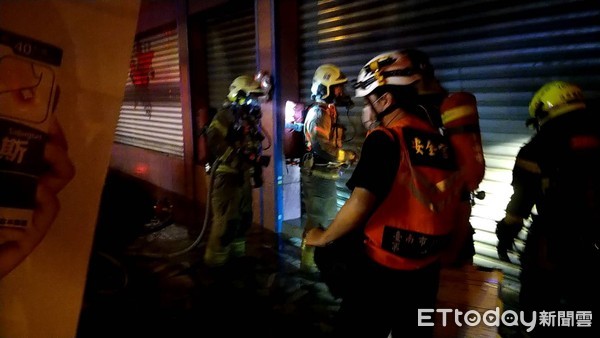 ▲台南市北區西門路四段1家藥局凌晨發生火警，消防局出動25車57人前往搶救。（圖／記者林悅翻攝，下同）