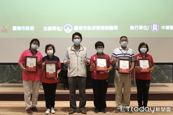 ▲台南市環保局8月29日在成功大學綠色魔法學校辦理「首長與智慧節能志工有約會議暨增能訓練」及「工作成果討論暨績優表揚頒獎」活動。（圖／記者林悅翻攝，下同）