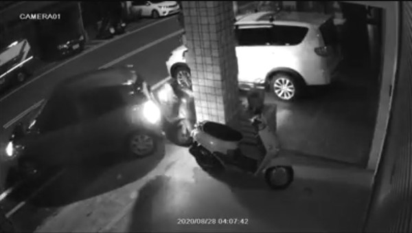 ▲小客車向後「撸」　撞倒一排機車…他見監視器傻眼：駕駛座沒人。（圖／翻攝竹南大小事）