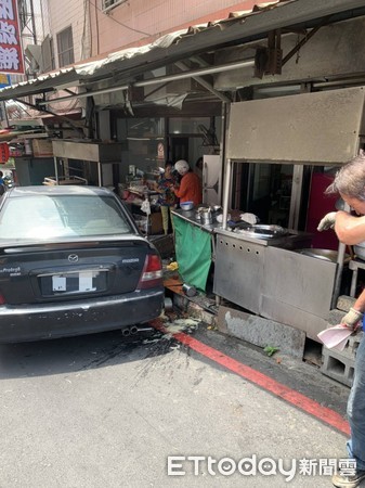 ▲▼遭拖吊的違停轎車不慎脫鉤衝進麵攤內。（圖／記者陳豐德翻攝）